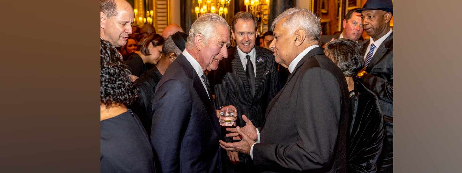 ජනපති රනිල් තෙවැනි චාල්ස් රජු සමග සුහද කතා බහක